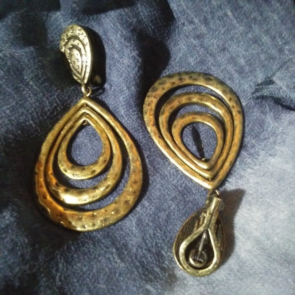 Hammered Metal gold and black color Clip On earrings Like New
